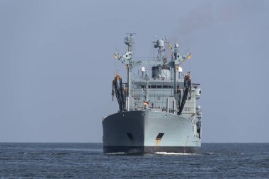 BALTIC SEA - GERMANY - 2022 Alman donanmasının bir ikmal gemisi denizde yelken açıyor.
