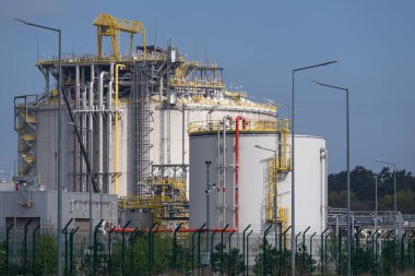 LNG TERMINAL - Warehouses and other gas storage infrastructure