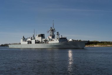 Balistik SEA - POLAND - 2022 Kanada Donanması 'na ait bir firkateyn sahilin arka planında yelken açıyor.