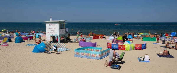 Sarbinowo West Pomeranian Poland 2021 度假者在阳光普照的海滩上的关系 — 图库照片