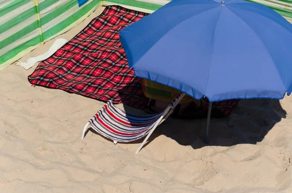 Holiday Beach Windbreak Blanket Sunshade Golden Sand — 스톡 사진