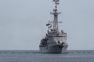 BALTIC SEA - POLAND - 2022: Modern bir Fransız Donanma firkateyni denizde yelken açıyor