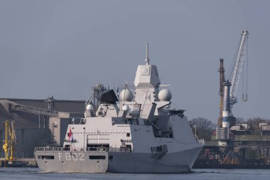 BATI POMERANYAN - PLAND - 2022: Modern bir Hollanda firkateyni deniz limanına akıyor 