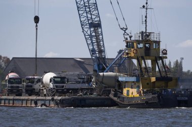 SUÇLU, Batı POMERANYAN - POLAND - 2022: Pusher ve yüzer platform, güvertede hidroteknik işler ve beton karıştırıcı kamyonlar için vinç