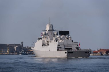 BATI POMERANYAN - PLAND - 2022: Modern bir Hollanda firkateyni deniz limanına akıyor 