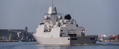 BATI POMERANYAN - PLAND - 2022: Modern bir Hollanda firkateyni deniz limanına akıyor 