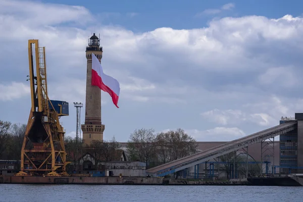 State Flag Swinoujscie灯塔的波兰国旗 — 图库照片