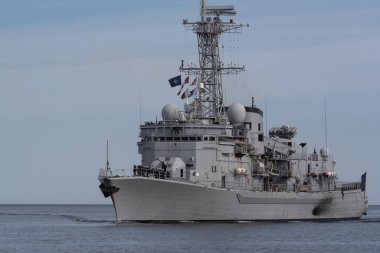BALTIC SEA - POLAND - 2022: Modern bir Fransız Donanma firkateyni denizde yelken açıyor