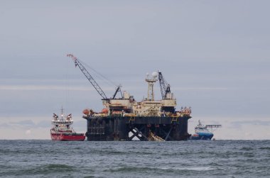 BALTIC SEA - POLAND - 2021: boru katmanı platformu ve kıyı ötesi gemi bir doğalgaz boru hattı inşaatında çalışıyor 
