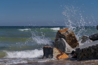 SEA Kıyı - Deniz dalgaları kıyıdaki kayalara çarpıyor