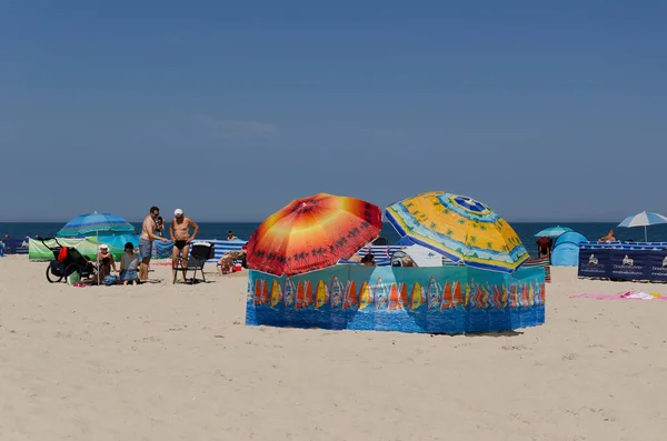 Sarbinowo West Pomeranian Poland 2021 度假者在阳光明媚的海滩上的关系 — 图库照片