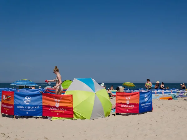 Sarbinowo West Pomeranian Poland 2021 度假者在阳光明媚的海滩上的关系 — 图库照片