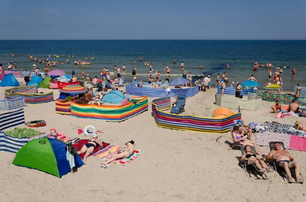 Sarbinowo West Pomeranian Polónia 2021 Relacreação Turistas Ensolarada Praia Mar — Fotografia de Stock