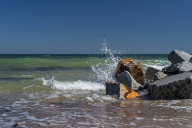 SEA Kıyı - Deniz dalgaları kıyıdaki kayalara çarpıyor