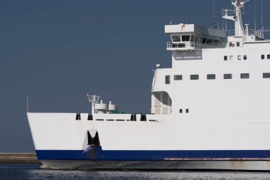 PASSENGER FERRY - Beyaz gemi bir gemi ile denize açılır