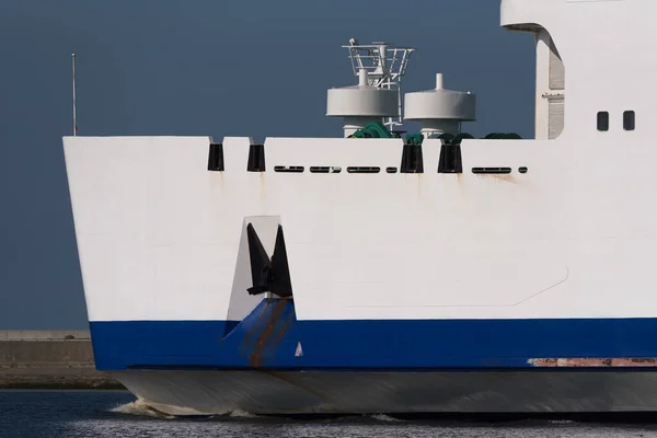 Passenger Ferry Beyaz Gemi Bir Gemi Ile Denize Açılır — Stok fotoğraf