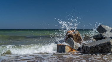 SEA Kıyı - Deniz dalgaları kıyıdaki kayalara çarpıyor