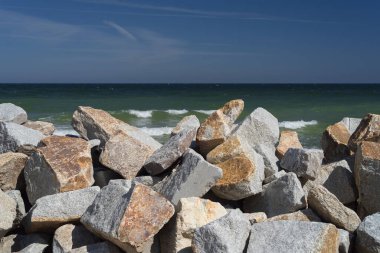 Deniz Kıyısı - Kaya yığınları deniz kıyısına yığıldı