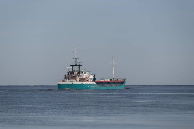 MARITIME TRANSORT - Yük yüklü bir gemi denizde seyrediyor