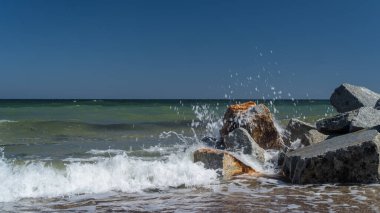 SEA Kıyı - Deniz dalgaları kıyıdaki kayalara çarpıyor