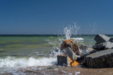 SEA Kıyı - Deniz dalgaları kıyıdaki kayalara çarpıyor
