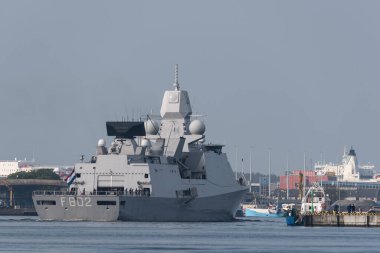 Batı Pomeranya - POLAND - 2022 Norveç Donanması 'nın modern bir firkateyni limana gider.