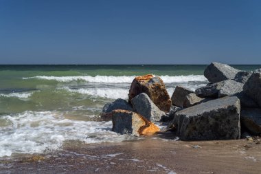 SEA Kıyı - Deniz dalgaları kıyıdaki kayalara çarpıyor