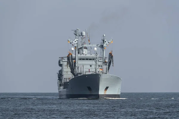 德国海军的一艘补给船正在海上航行 — 图库照片