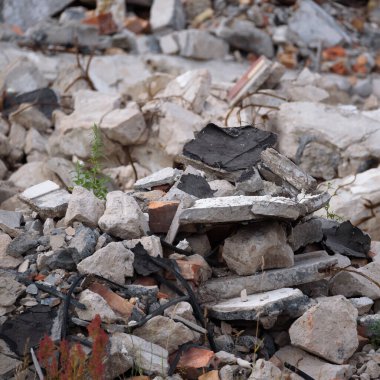 Çürümüş bir binadan tuğla ve beton yığını