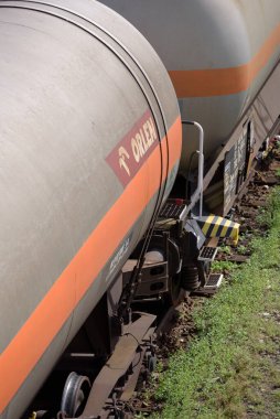 Demiryolu kenarı - POLAND - 2022: doğalgaz taşımacılığı için demiryolu tankerleri