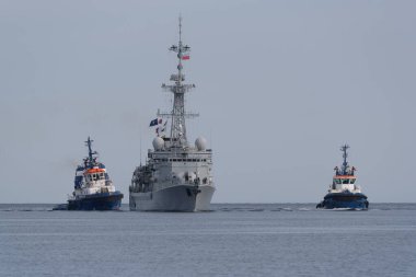 BALTIC SEA - POLAND - 2022: Modern bir Fransız Donanma firkateyni denizde yelken açıyor