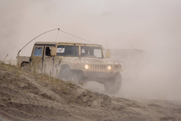 БОРН-САЙОВО, ЗАПАДНАЯ ПОМЕРАНИЯ - ПОЛЬША-2022: Высокоподвижный многоцелевой колесный фургон - Военный автомобиль группы реконструкции американской армии
