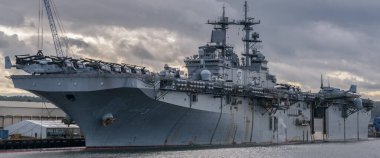 GDYNIA - POLAND - 2022: Limanı ziyaret eden Amerikan amfibi saldırı gemisi