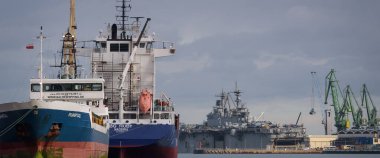 GDYNIA - POLAND - 2022: Rıhtımdaki kargo gemileri ve Amerikan amfibi saldırı gemisi