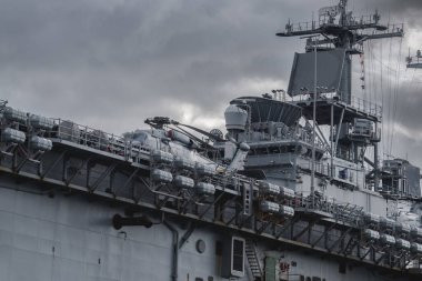 GDYNIA - POLAND - 2022: güverte havacılığı ve Amerikan amfibi saldırı gemisindeki komuta merkezi