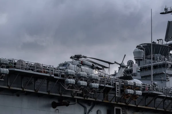 Amfibious Assault Ship Attackhelikopter Ombord Ett Krigsfartyg — Stockfoto