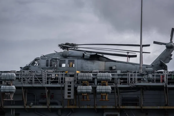 Amphibious Assault Gemisi Bir Savaş Gemisinde Saldırı Helikopteri — Stok fotoğraf