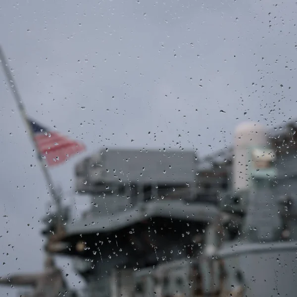 Rain American Flag Colori Nazionali Della Nave Guerra Dietro Vetro — Foto Stock