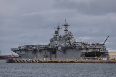 GDYNIA - POLAND - 2022: Rıhtımda Amerikan Amfibi Saldırı Gemisi