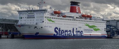 GDYNIA - POLAND - 2022: Araç ve yolcu feribotu terminale demir attı