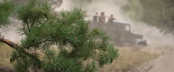 Veicolo Militare Sul Territorio Pine Branches Vecchio Camion Russo Alle — Foto Stock