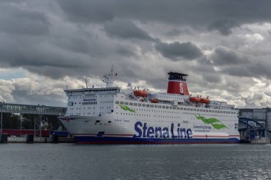 GDYNIA - POLAND - 2022: Araç ve yolcu feribotu terminale demir attı