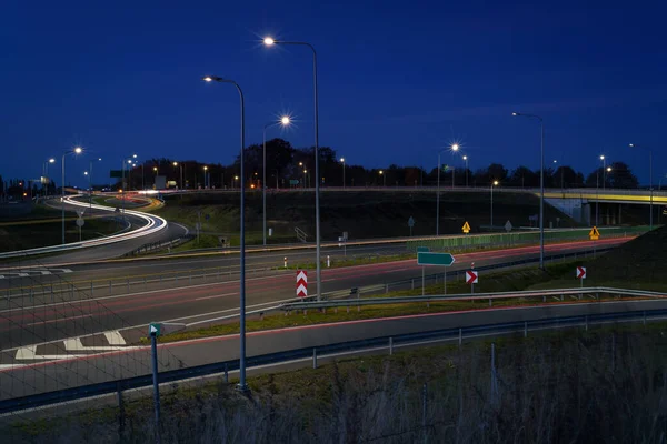 Drodze Nocy Ruch Samochodowy Nowoczesnej Drodze Ekspresowej — Zdjęcie stockowe