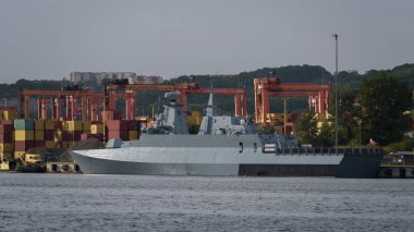 GDYNIA - POLAND - 2022: Polonya savaş gemisi rıhtıma demir attı