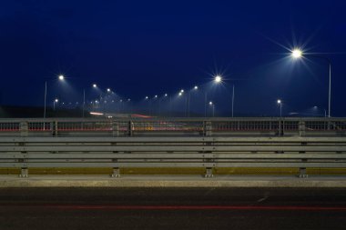 Gece yollarda - Ekspres yolun üzerindeki sokak lambalarının üzerindeki köprü