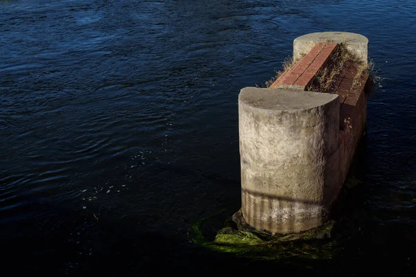 River 水中水工结构的旧工程元件 — 图库照片