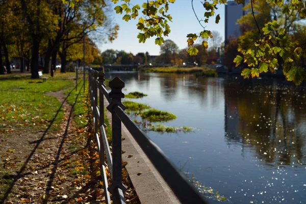 Herbst Stadt Eine Bunte Jahreszeit Ufer Des Flusses — Stockfoto
