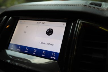 Arabanın içindeki güzellik ve arabanın içindeki modern teknoloji..