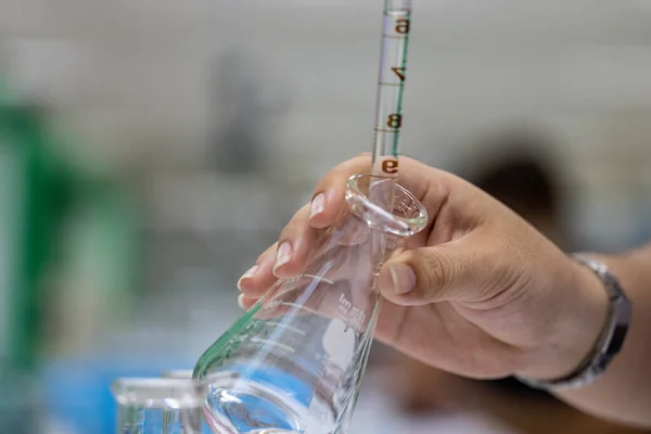 Scientist Working Titration Technique Laboratory — Zdjęcie stockowe