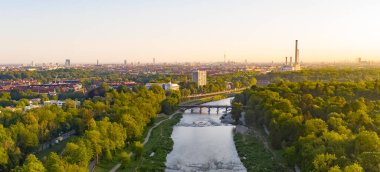 Güney Alman şehri Münih 'e akan Isar Nehri' nin Panorama havacılık kuş bakışı fotoğrafı. Nehrin arkasındaki Panoramik Münih merkezi